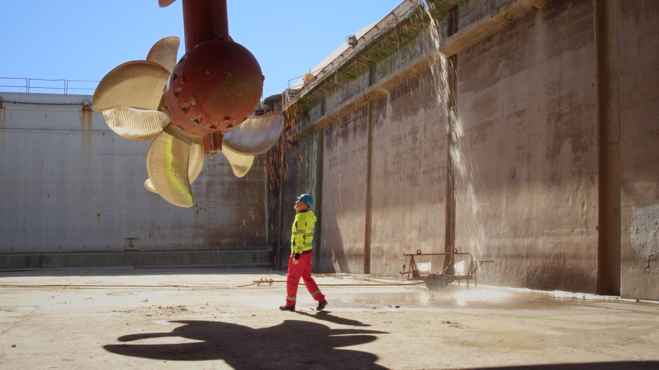 Man inspecting boat in short documentary, employer branding film, by Rosenröd Filmproduktion